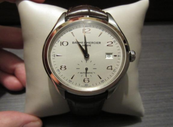 名士(Baume&Mercier)直徑為44 mm