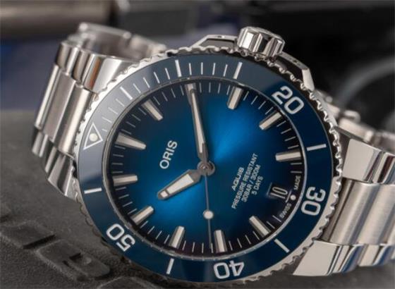 豪利時(shí)Aquis Date Calibre 400